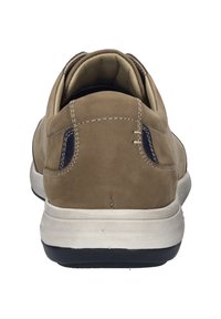 Pánské hnědé semišové sportovní boty s hladkým povrchem, bílou podrážkou, béžovými akcenty a minimálními švy na patě a po stranách.