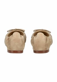 Bailarinas de ante beige con punta redonda, tacón bajo y detalle de lazo en la parte superior. Textura suave y acabado liso.