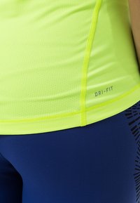 Nike Performance PRO DRY - Sport T-Shirt - volt/black