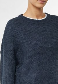 Granatowy sweter z dzianiny o teksturowym wykończeniu, z okrągłym dekoltem i opuszczonymi szwami na ramionach, zapewniający luźny krój.