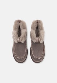 UGG CLASSIC ULTRA MINI ALPINE - Botines bajos - thunder cloud