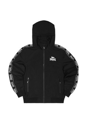 Zwarte capuchontrui met ritssluiting, voorzien van witte Lonsdale London-logo's op de borst en strepen langs de mouwen, met ritssluitzakken en elastische manchetten.