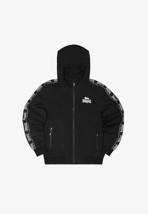 Zwarte capuchontrui met ritssluiting, voorzien van witte Lonsdale London-logo's op de borst en strepen langs de mouwen, met ritssluitzakken en elastische manchetten.