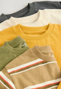 Set od četiri majice s crewneck izrezu: maslinasto zelena, senf žuta, bež s prugama i ugljen siva. Tekstuirana pamučna tkanina s rebrastim ovratnicima.
