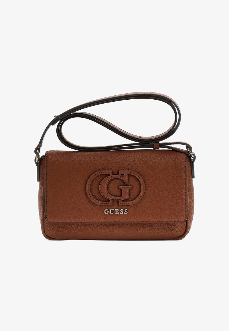 Καφέ δερμάτινη τσάντα ώμου Guess με ρυθμιζόμενο λουράκι και ανάγλυφο διασταυρούμενο λογότυπο "G" στο μπροστινό καπάκι.