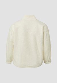 Kremowy polarowy pulower, z miękką fakturą, luźnym krojem i kołnierzem. Długie rękawy z tapered cuffs; brak widocznych zapięć i kieszeni.
