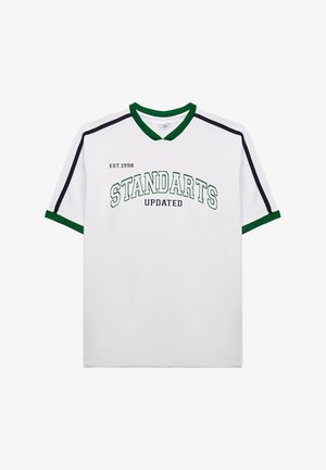 Weißes T-Shirt mit grünen und schwarzen Akzenten, einem V-Ausschnitt und dem Text "STANDARTS UPDATED" auf der Brust sowie "EST.1998."