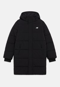 Juodas ilgas paminkštintas žiemos paltas su kapišonu, priekinis užtrauktukas uždengtas atbraila, su užtrauktuku šoniniai kišeniai ir baltas New Balance logotipas ant krūtinės.