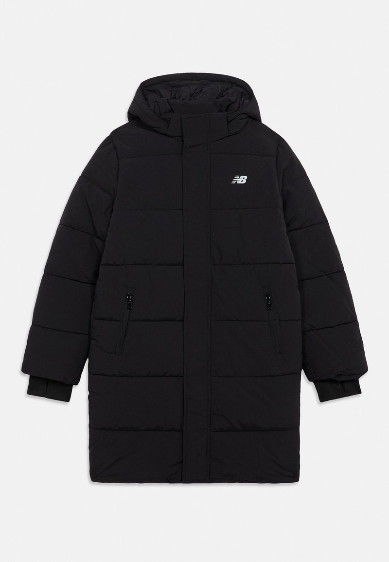 Juodas ilgas paminkštintas žiemos paltas su kapišonu, priekinis užtrauktukas uždengtas atbraila, su užtrauktuku šoniniai kišeniai ir baltas New Balance logotipas ant krūtinės.