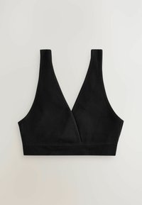 Zwarte geribbelde bralette met brede banden en een V-halsontwerp, voorzien van een zachte elastische band aan de onderkant. Gladde textuur en minimalistische stijl.