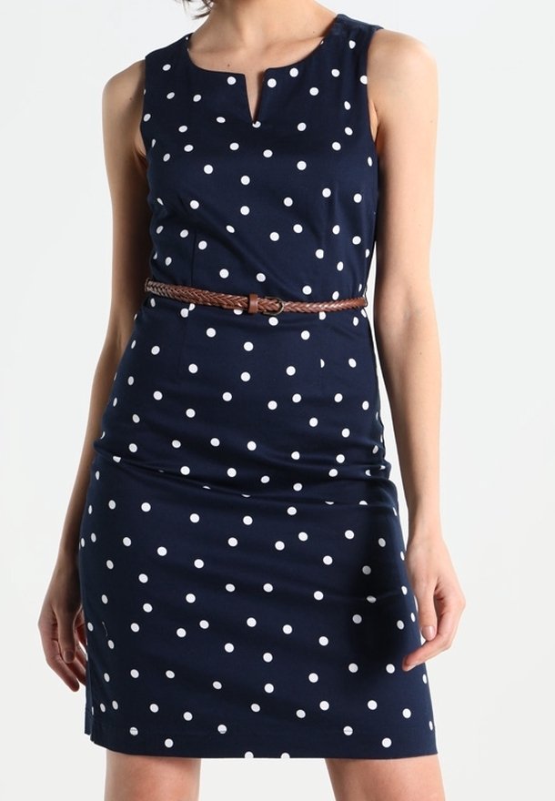 Navykleid mit weißen Polka-Dots, ärmelloses Design, kleiner Schlüsselausschnitt, figurbetonte Form und einem braunen geflochtenen Gürtel in der Taille.
