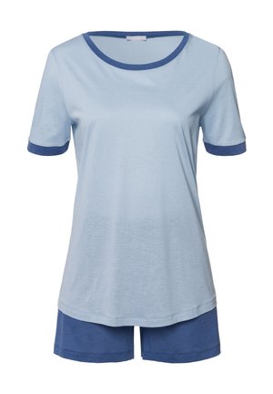 Lyseblåt loungewear sæt med en kortærmet top med rund halsudskæring og mørkeblå detaljer, parret med matchende shorts. Blødt materiale.