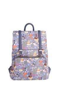 Un sac à dos avec un motif floral violet mettant en avant des animaux. Fabriqué en tissu durable, il possède une poignée supérieure et des bretelles bleues réglables, ainsi qu'une poche zippée à l'avant.