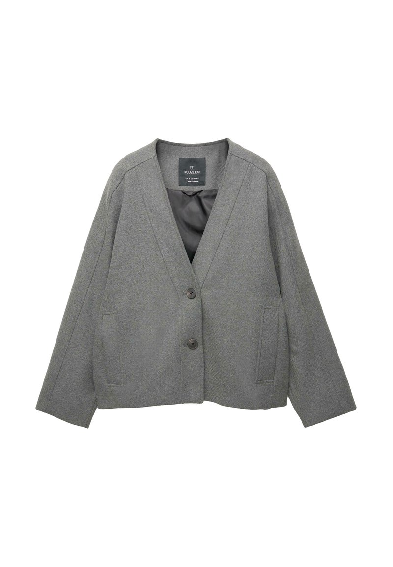 Veste en laine grise à deux boutons, col en V, manches longues et poches passepoilées à l'avant, intérieur doublé visible au niveau de l'encolure.