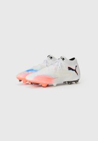 Weiße Fußballschuhe mit blauen und rosa Verlaufselementen, gestricktem Obermaterial, schwarzem Logo und einer vierstufigen gestuften Außensohle für Halt.