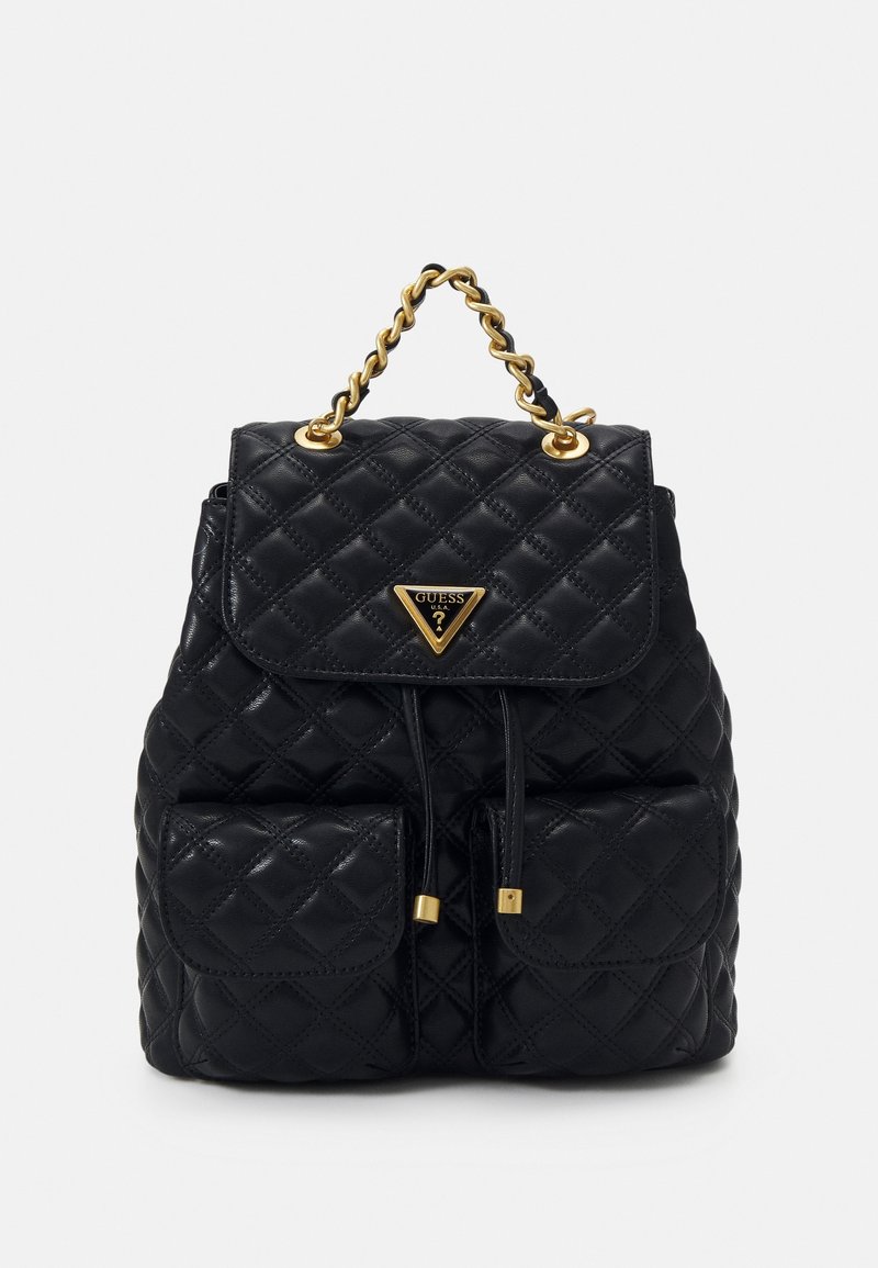 Sac à dos en cuir matelassé noir avec poignée chaîne dorée, deux poches avant, fermeture par cordon et logo triangulaire Guess sur le rabat.
