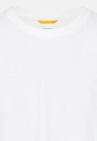 Witte katoenen t-shirt met een ronde halslijn, met een zichtbare gele accent aan de achterkant van de nek. Gladde textuur en eenvoudig ontwerp.