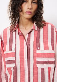 Gestreiftes Hemd in Rottönen und Creme, aus leichtem Stoff, mit zwei Brusttaschen und klassischem Kragen-Design.