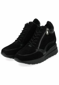 Sneakers alte in suede nero con accenti in pelle, caratterizzate da una cerniera frontale e una fodera in tessuto testurizzato, progettate con una suola spessa e resistente.