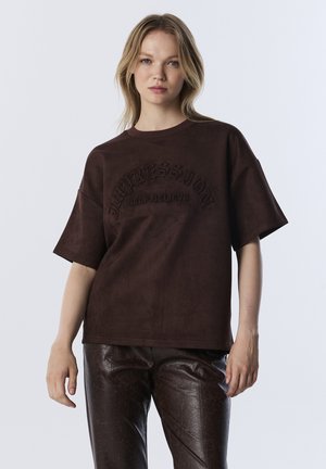 TWIST WITH SLOGAN  - Camiseta estampada - brown