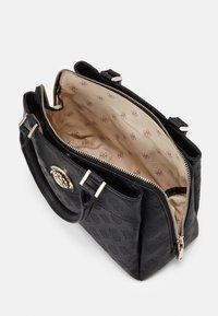 Zwarte leren handtas met een gestructureerd oppervlak, een bovenrits en goudkleurige hardware. Binnenkant is gevoerd met beige stof met een logopatroon.