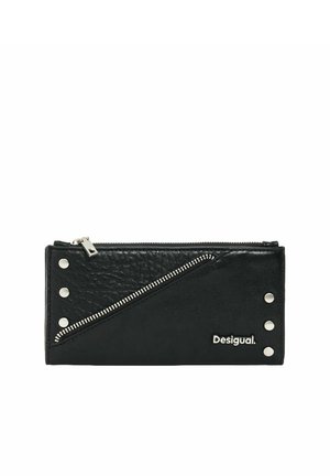 Cartera de cuero negra con bolsillo diagonal con cremallera, tachuelas plateadas y logo de la marca Desigual en la parte delantera.