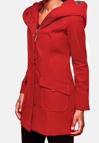 Chaqueta impermeable roja con capucha, cierre frontal con cremallera, gran bolsillo delantero y diseño elegante. Textura suave con detalles sutiles de marca.