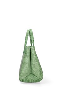 Borsa a tracolla verde con motivo coccodrillo, con due manici testurizzati, forma triangolare e base liscia. Presenta un design strutturato.