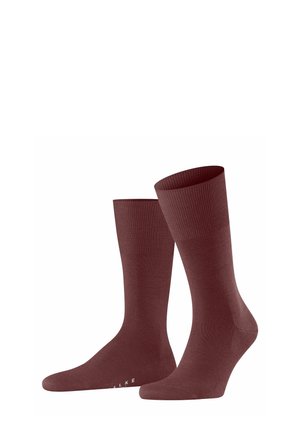 Burgunderfarbene Baumwollsocken mit geripptem Bund und glatter Oberfläche, ausgestattet mit einer nahtlosen Zehenpartie und Branding an der Sohle.