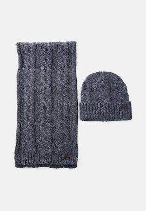 Écharpe tricotée gris foncé et bonnet assorti avec un motif de torsades, présentés à plat sur un fond blanc.