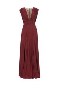 Abito da sera senza maniche a profondo scollo a V color borgogna, con gonna plissettata e dettaglio in vita attorcigliato, caratterizzato da una collana con barra dorata al collo.