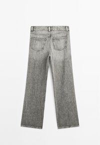 Graue Denim-Jeans mit weitem Bein, Gesäßtaschen und sichtbaren Nähten, ausgestattet mit einer verwaschenen Textur und geradem Schnitt.