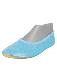 Lichtblauwe platte schoen met een glinsterende afwerking, ronde neus en een zachte elastische band langs de opening. Natuurlijke kleur van de zool.