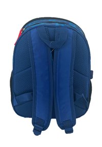 Zaino blu con spallacci in rete imbottiti, doppie cerniere e parte superiore decorata. Le caratteristiche includono un manico superiore e punti di regolazione multipli.