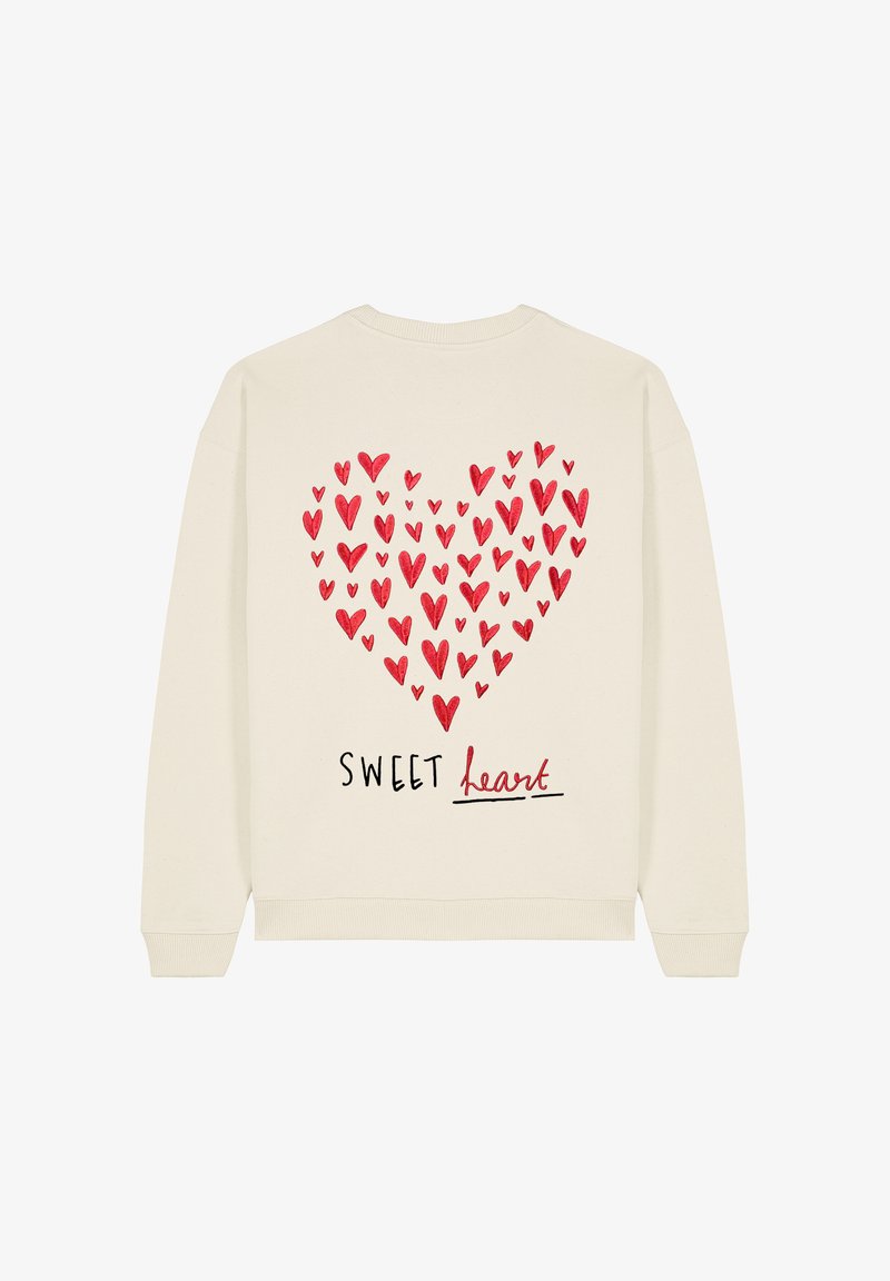 Crème sweatshirt met een groot rood hartontwerp gemaakt van meerdere kleinere harten, met de tekst "SWEET heart" in het zwart eronder.
