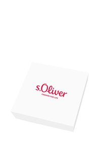 Caja de cartón blanca con un logo rojo de s.Oliver y el texto "MODA PARA LA VIDA". Textura suave con bordes limpios, ligeramente inclinada.