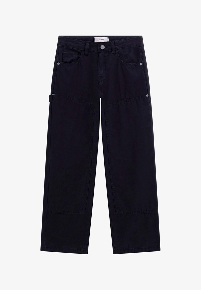 Pantalon noir à jambes larges avec poches avant, passants pour ceinture, fermeture par bouton et renforts aux genoux, portant l'étiquette de la marque Guess.