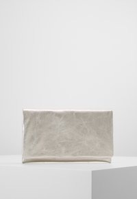 Pochette rectangulaire en argent avec une surface lisse légèrement texturée, présentée verticalement sur un piédestal blanc sur un fond uni.