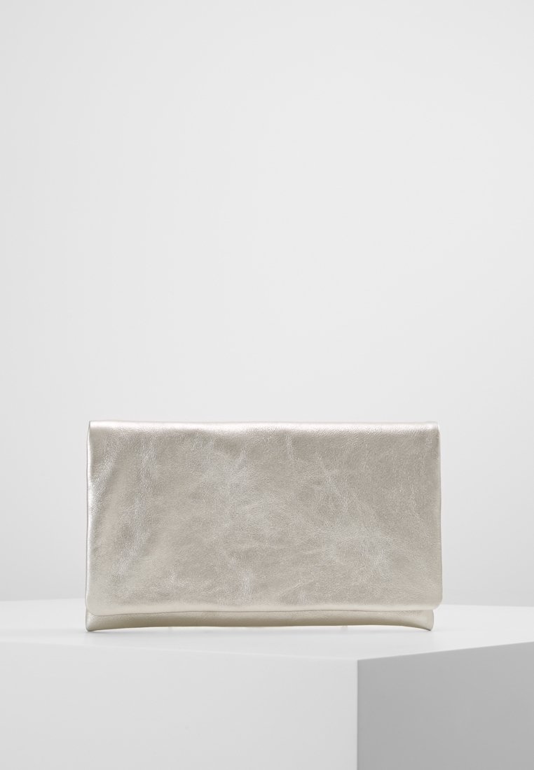Pochette rectangulaire en argent avec une surface lisse légèrement texturée, présentée verticalement sur un piédestal blanc sur un fond uni.