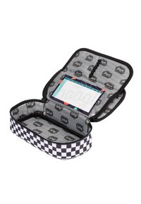 Kapsa na zip s černobílým kostkovaným vzorem na spodní straně, šedým interiérem s potiskem loga a průhledným oknem na identifikaci nahoře.