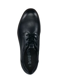 Schwarzer Lederschuh mit runder Spitze, Schnürdesign und glatter Oberfläche. Im Inneren befindet sich der Markenname "bugatti" in Grau.