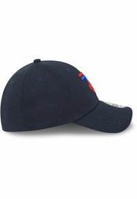 Marineblaue Baseballmütze mit gebogenem Schirm, gesticktem roten und blauen Logo und sechs Belüftungsöffnungen auf dem Oberteil. Baumwollmaterial.