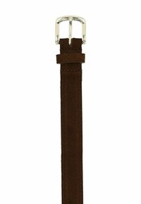 Bruine suede riem met een zilveren metalen gesp, met een gladde textuur en recht ontwerp. De randen zijn netjes gestikt.