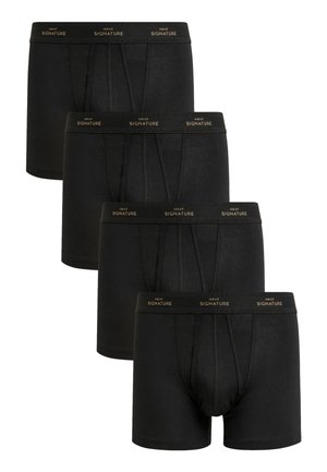 Cztery czarne bokserki ułożone w stos, każda z elastycznym pasem z napisem "Next Signature" w złotych literach.