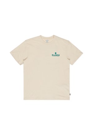 Beige T-shirt met korte mouwen met klein groen Billabong-logo en tekst op de linkerborst, ronde hals en een klein zwart label aan de zijnaad.