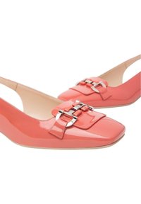 Scarpe slingback in pelle patent corallo con punta quadrata, decorate con una fibbia argento e un dettaglio a fiocco sulla tomaia, texture liscia.