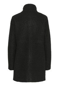 Zwarte textuurjas met een hoge kraag, rechte snit en minimale details. Heeft lange mouwen en een eenvoudig rugnaadontwerp.