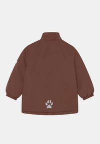 Braune leichte Jacke mit langen Ärmeln, elastischen Bündchen, einem hohen Kragen und einem silbernen Pfotenabdruck-Detail auf dem Rücken. Glatte Textur.