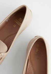 Next FOREVER COMFORT BOW DRIVER REGULAR FIT - Mokasinai - nude