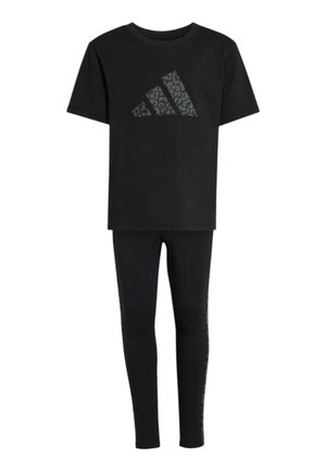 T-shirt nera a maniche corte con logo grigio motivo leopardato e leggings neri abbinati con sottili strisce laterali.